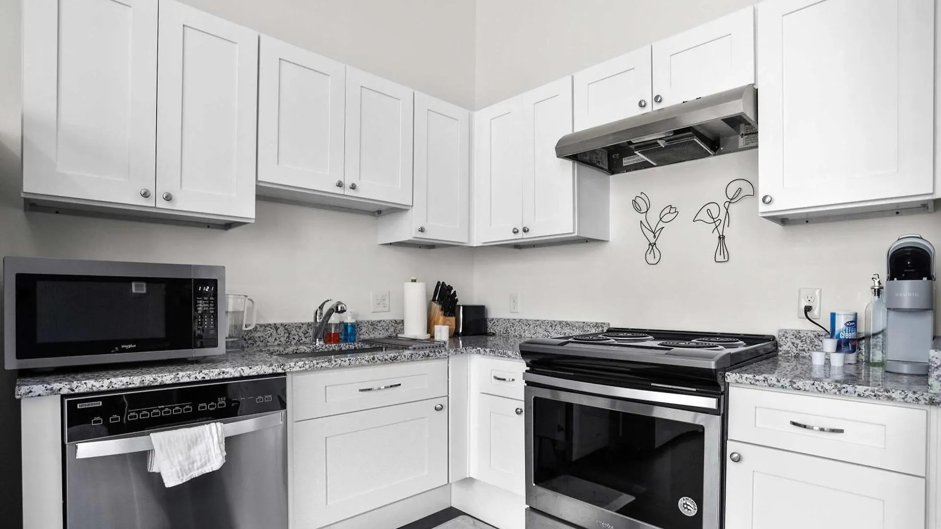 CozySuites Stunning 1BR in Downtown Pitts #5 Pittsburgh Apartment